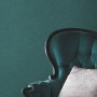 Grüne Guido Maria Kretschmer Vliestapete Spectrum mit Tupfstruktur und Glanz, kombiniert mit Sessel.