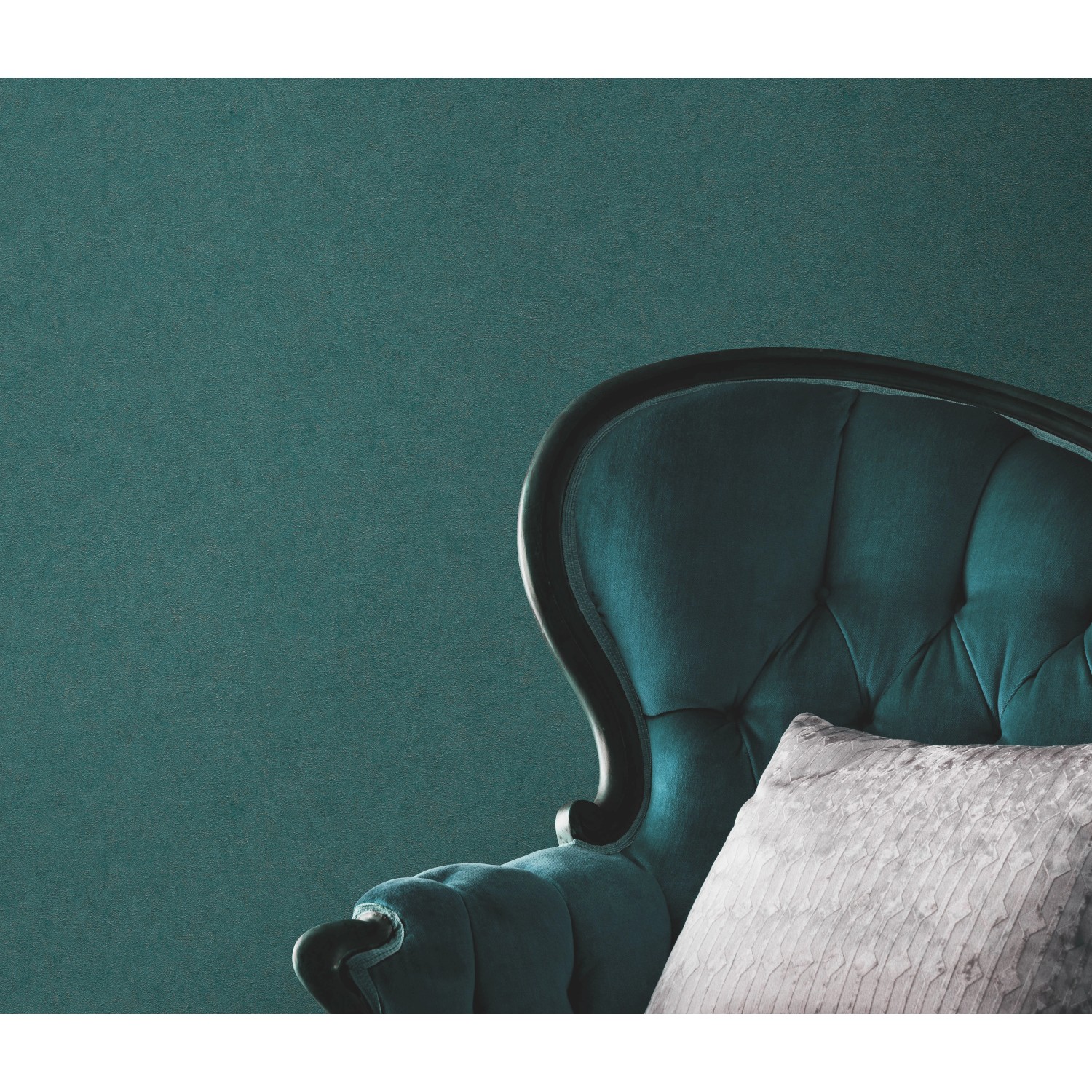 Grüne Guido Maria Kretschmer Vliestapete Spectrum mit Tupfstruktur und Glanz, kombiniert mit Sessel.