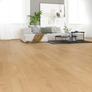 ECO4ALL Pro Vinylboden Eiche Napoli im Wohnraum verlegt.