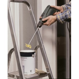 LUX Farbmischer 60 mm im Einsatz mit Bohrmaschine und Farbeimer auf einer Leiter.