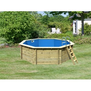 Karibu Holzpool Set mit Leiter und Filteranlage im Garten.