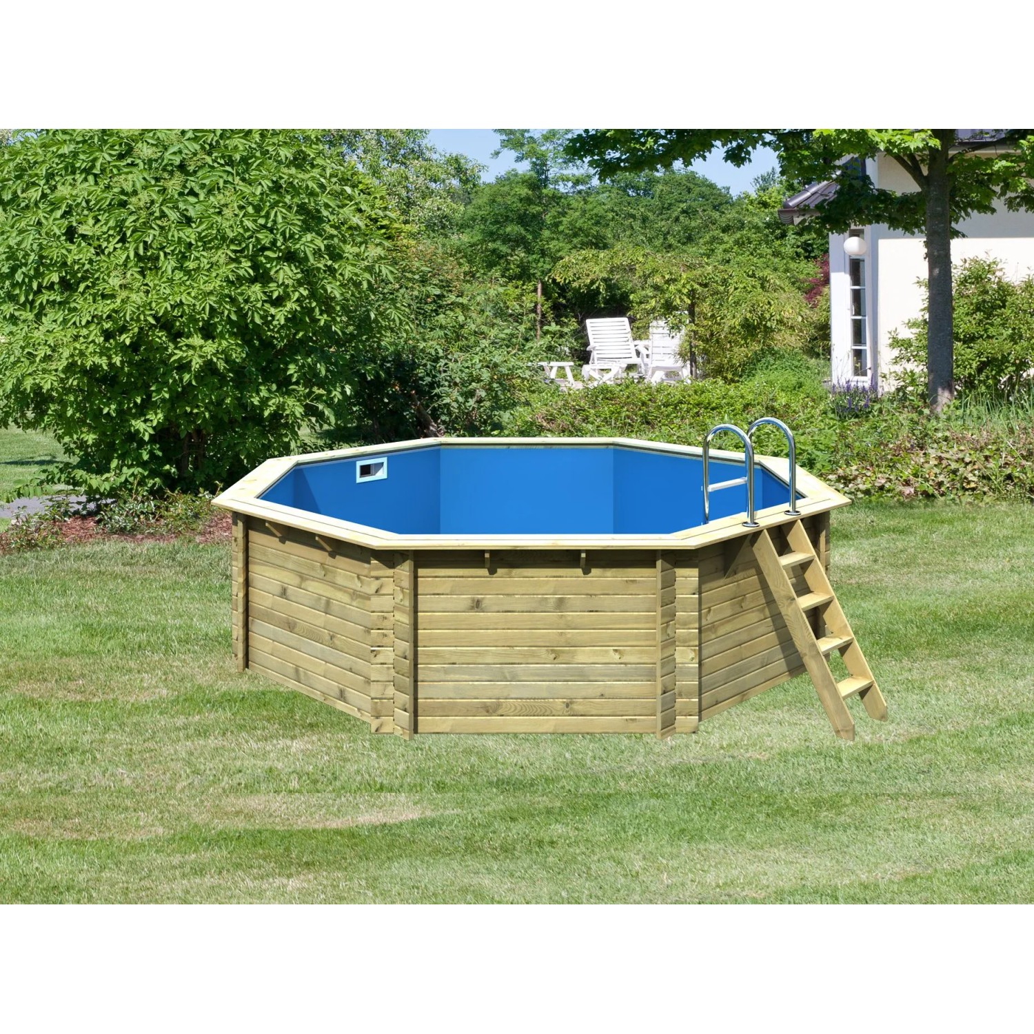 Karibu Holzpool Set mit Leiter und Filteranlage im Garten.