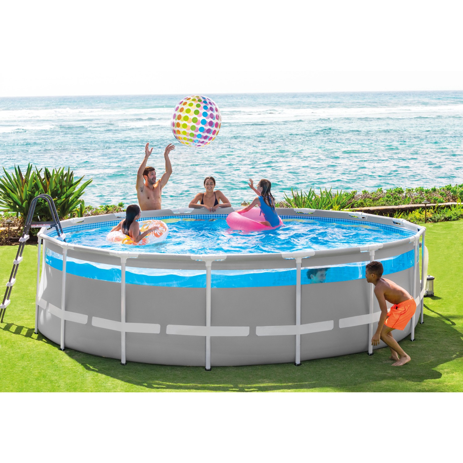 Intex Premium Frame Pool Set mit Familie im Garten, Ø 488 cm. Stahlrahmenpool mit Leiter und Panoramafenster.