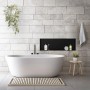 Eingebaute, schwarze LuxeBath Wandnische aus Edelstahl (90x30x10 cm) im Badezimmer.