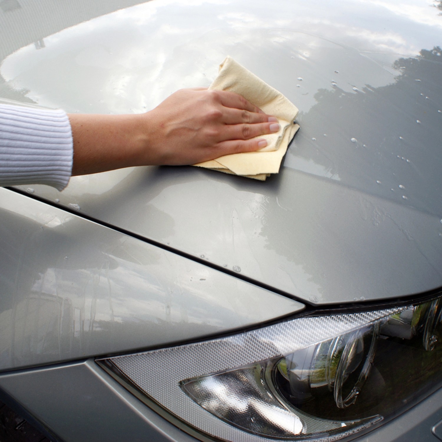 Hand poliert Auto mit APA Premium Echtleder-Reinigungstuch (42x28cm).