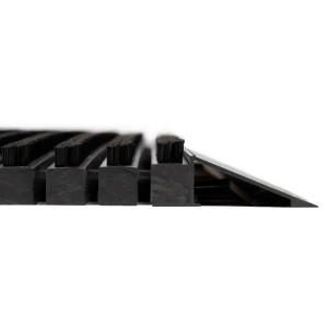 Detailansicht der schwarzen Karat Fußmatte Power Brush mit Bürsten und abgeschrägter Kante.