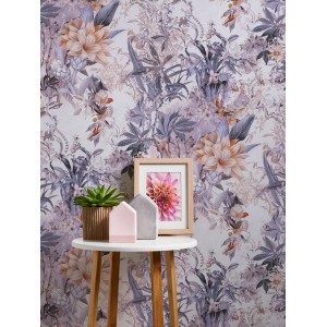 Vliestapete mit Blumenmuster in Weiß und Grau. Dekorative Tapete mit floralem Design.