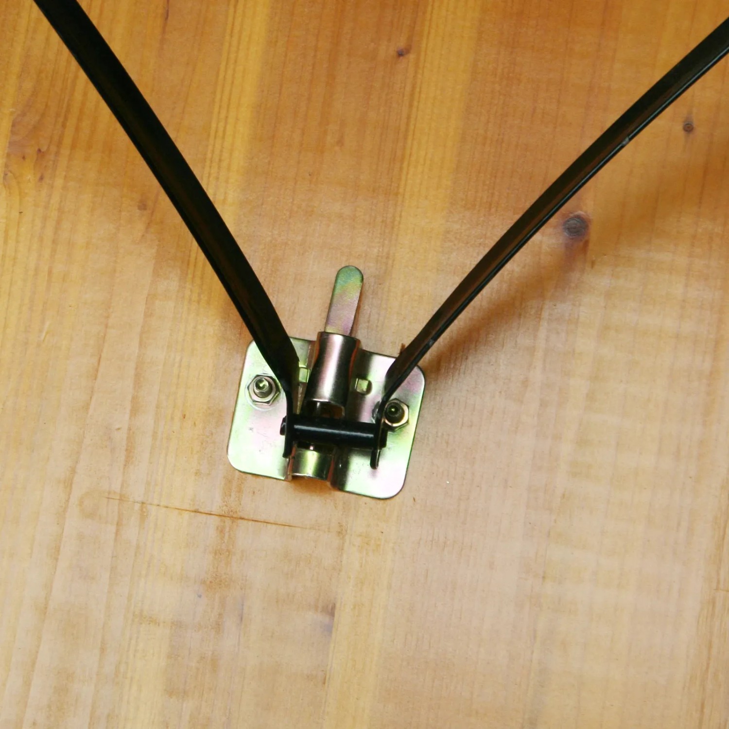 Detailaufnahme Klappmechanismus der Svita Bierzeltgarnitur aus Holz.