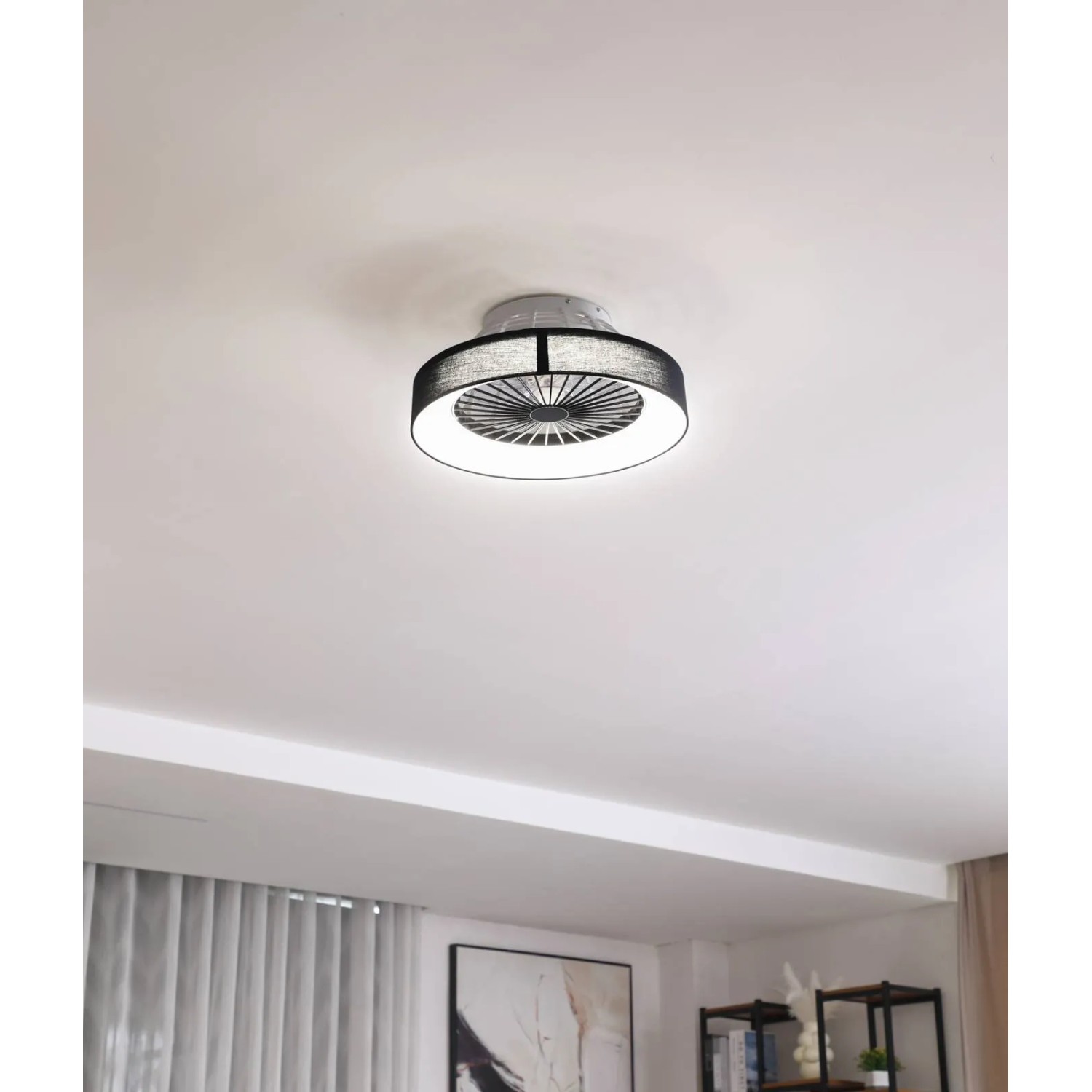 Dimmbarer LED Deckenventilator Mace von Lindby, schwarz, mit Lampe für Wohnzimmer.