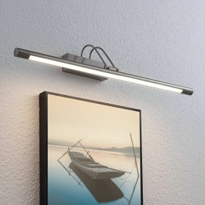 Moderne Lindby LED Wandleuchte Mailine aus Alu zur Bilderbeleuchtung im Wohnzimmer.