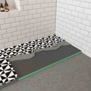 AICA Duschwanne 140x80cm mit Ablaufgarnitur und Fliesen im Badezimmer.