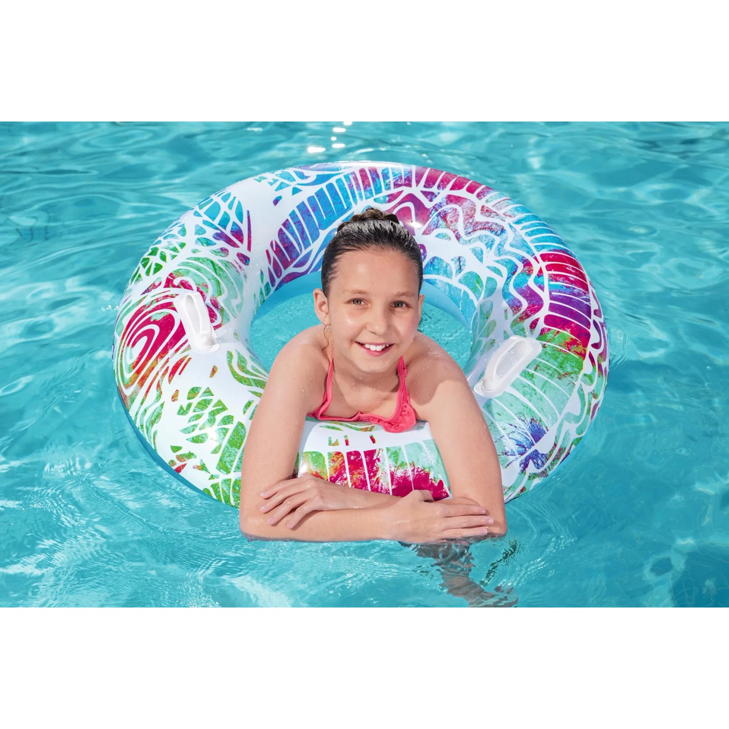 Mädchen im Bestway Schwimmring Summer Swirl (Ø 80 cm) mit Mandala-Design im Pool.