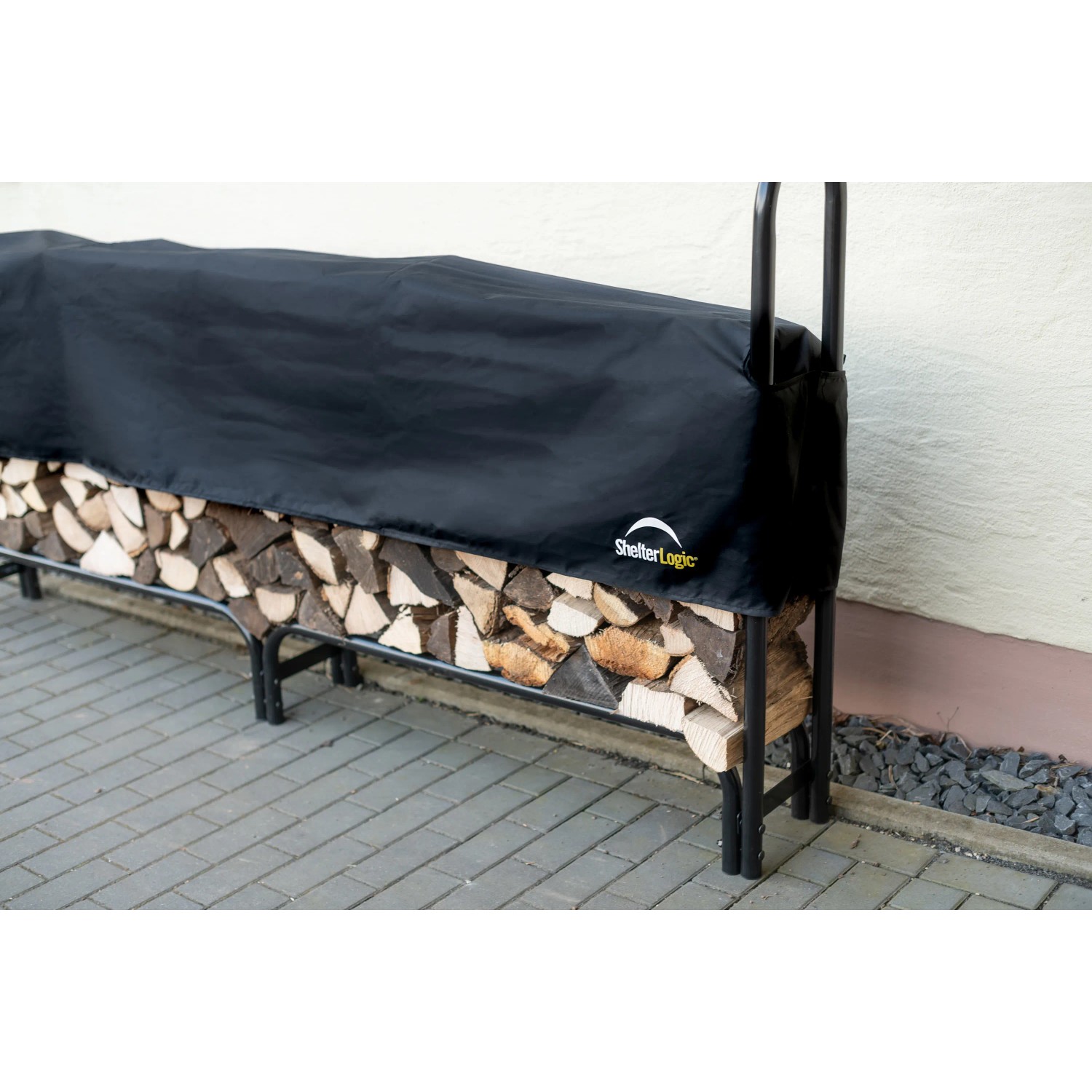 Schwarzes ShelterLogic Kaminholzregal 244 cm mit Abdeckung, gefüllt mit Holz.