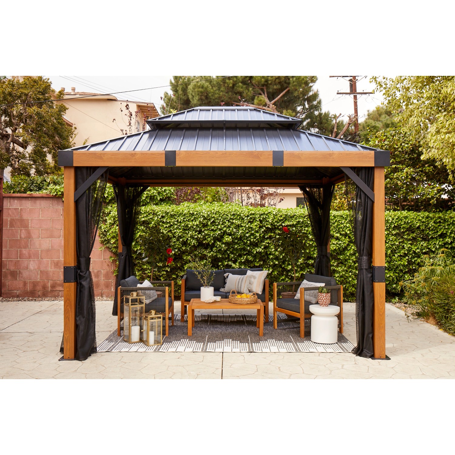 Sojag Pavillon Fontana 289x363 cm mit Möbeln und Moskitonetz im Garten.