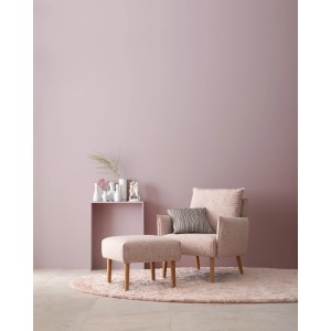 Wohnzimmer in Puderlila mit Sessel, Hocker und passender Wandfarbe Schöner Wohnen.