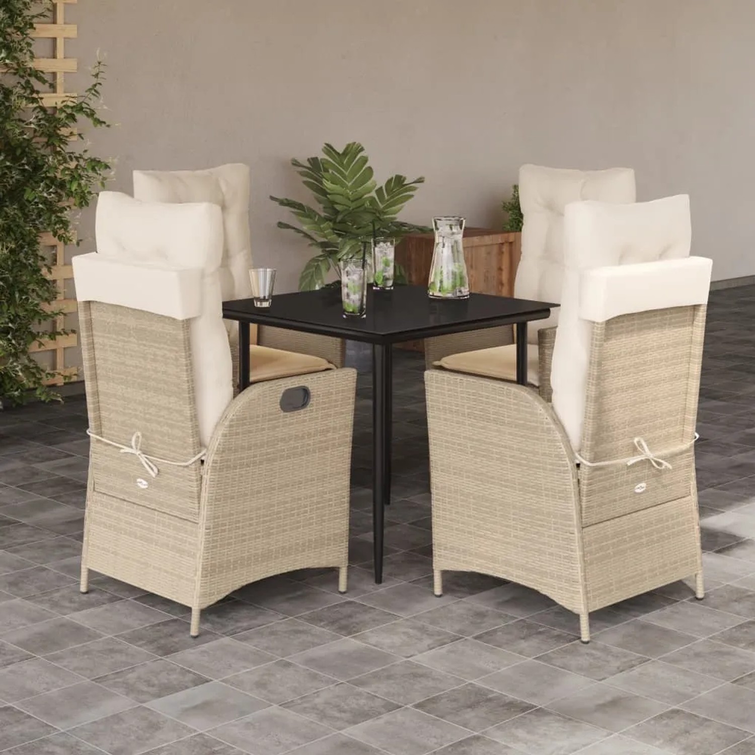 5-teilige Garten-Essgruppe aus Rattan mit beigen Kissen und schwarzem Tisch.