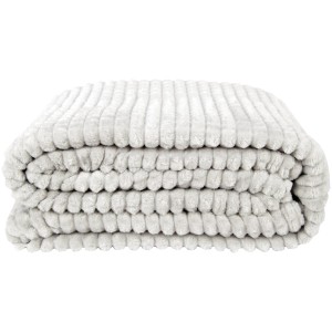 Hellgraue Bestlivings Kuscheldecke aus Flanell mit Jacquard-Muster, gefaltet.