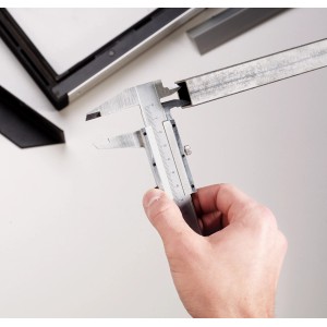 LUX Schieblehre Comfort 150 mm beim Messen eines Werkstücks. Präzises Messwerkzeug für Handwerker.