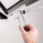 LUX Schieblehre Comfort 150 mm beim Messen eines Werkstücks. Präzises Messwerkzeug für Handwerker.