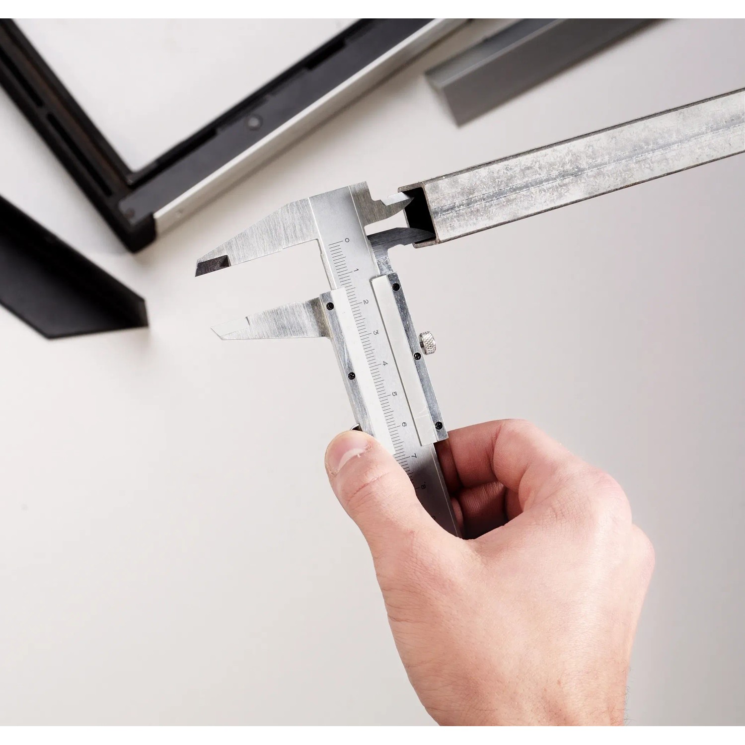 LUX Schieblehre Comfort 150 mm beim Messen eines Werkstücks. Präzises Messwerkzeug für Handwerker.