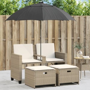 Beiges 2-Sitzer Gartensofa mit Sonnenschirm und Hockern aus Polyrattan.