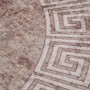 Beiger, waschbarer Teppich (120 cm) mit rutschfester Unterseite und geometrischem Muster.