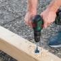 Bosch Advanced Drill 18 V-80 Akku-Bohrschrauber beim Bohren in Holz.