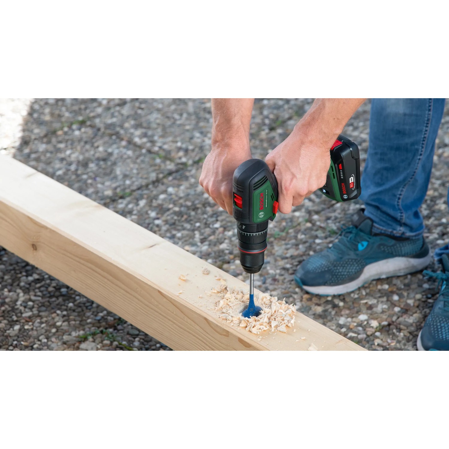 Bosch Advanced Drill 18 V-80 Akku-Bohrschrauber beim Bohren in Holz.