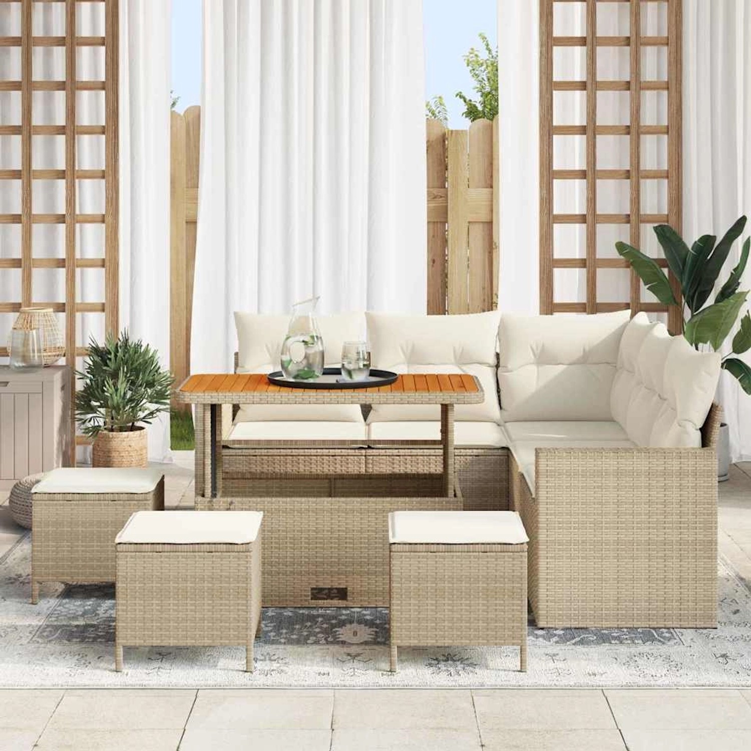 Beiges 9-teiliges Garten-Sofa-Set aus Polyrattan mit Tisch und Hockern.