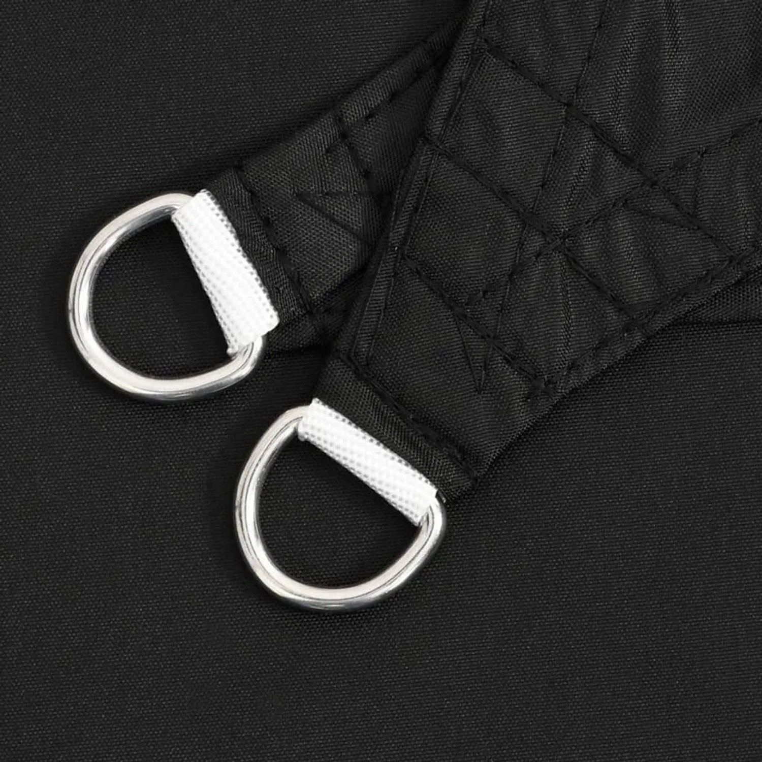 Detailansicht: Schwarzes, quadratisches Sonnensegel aus Oxford-Gewebe mit Edelstahl-Befestigung.
