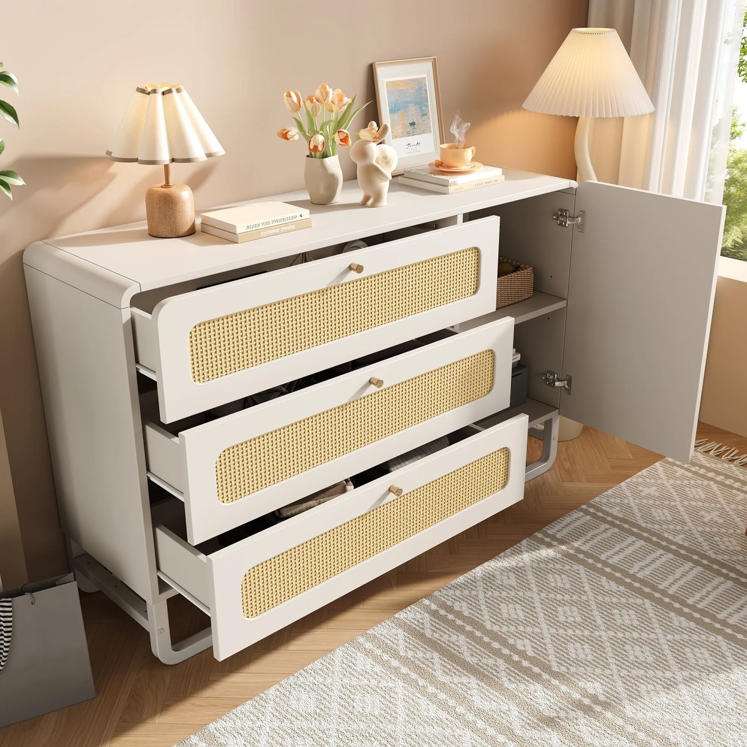 Weiße Merax Kommode mit Rattanfronten, goldenen Griffen, offenen Schubladen und Schranktür. Wohnzimmerschrank im Landhausstil.