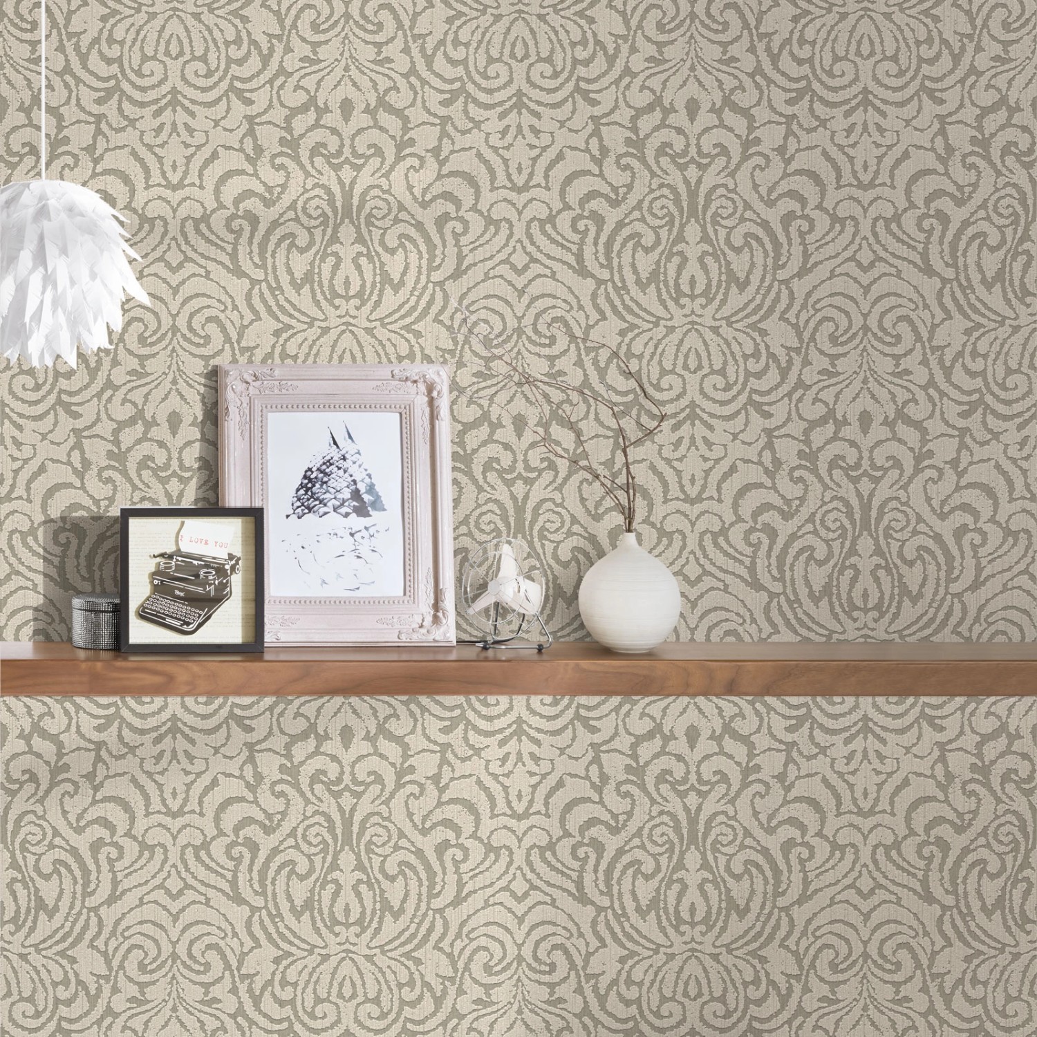 Elegante Textiltapete in Beige-Grau mit Barock Ornamenten für Wohn- und Schlafzimmer.