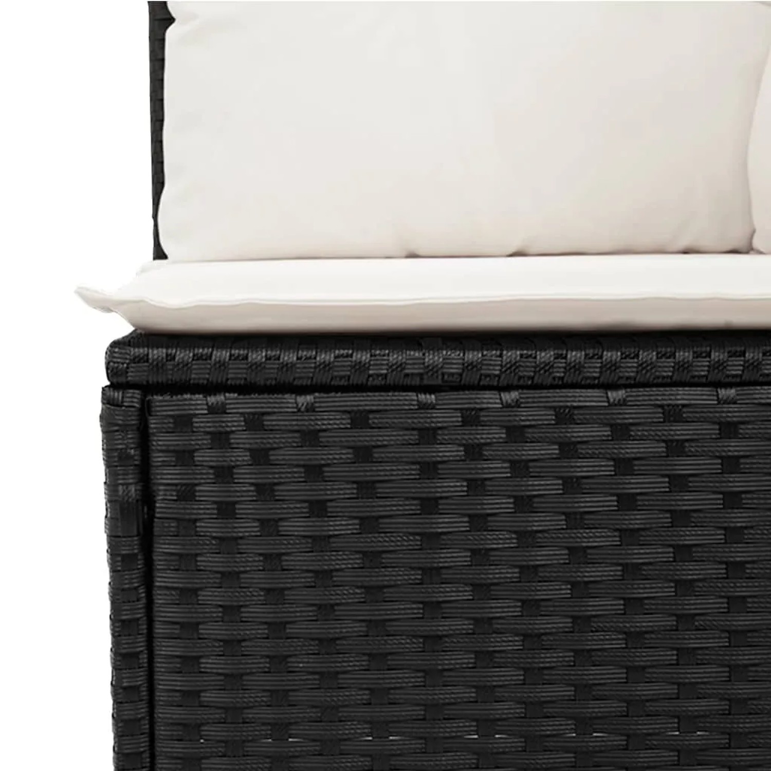 Detailaufnahme: Schwarze vidaXL Garten-Sofagarnitur aus Rattan mit cremeweißen Kissen.