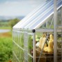 Silbernes Palram Canopia Gewächshaus Balance mit Polycarbonat-Paneelen und Pflanzen.