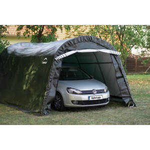 Grüne ShelterLogic Garage-in-a-Box mit Auto. Fertiggarage mit Stahlrahmen und Plane.