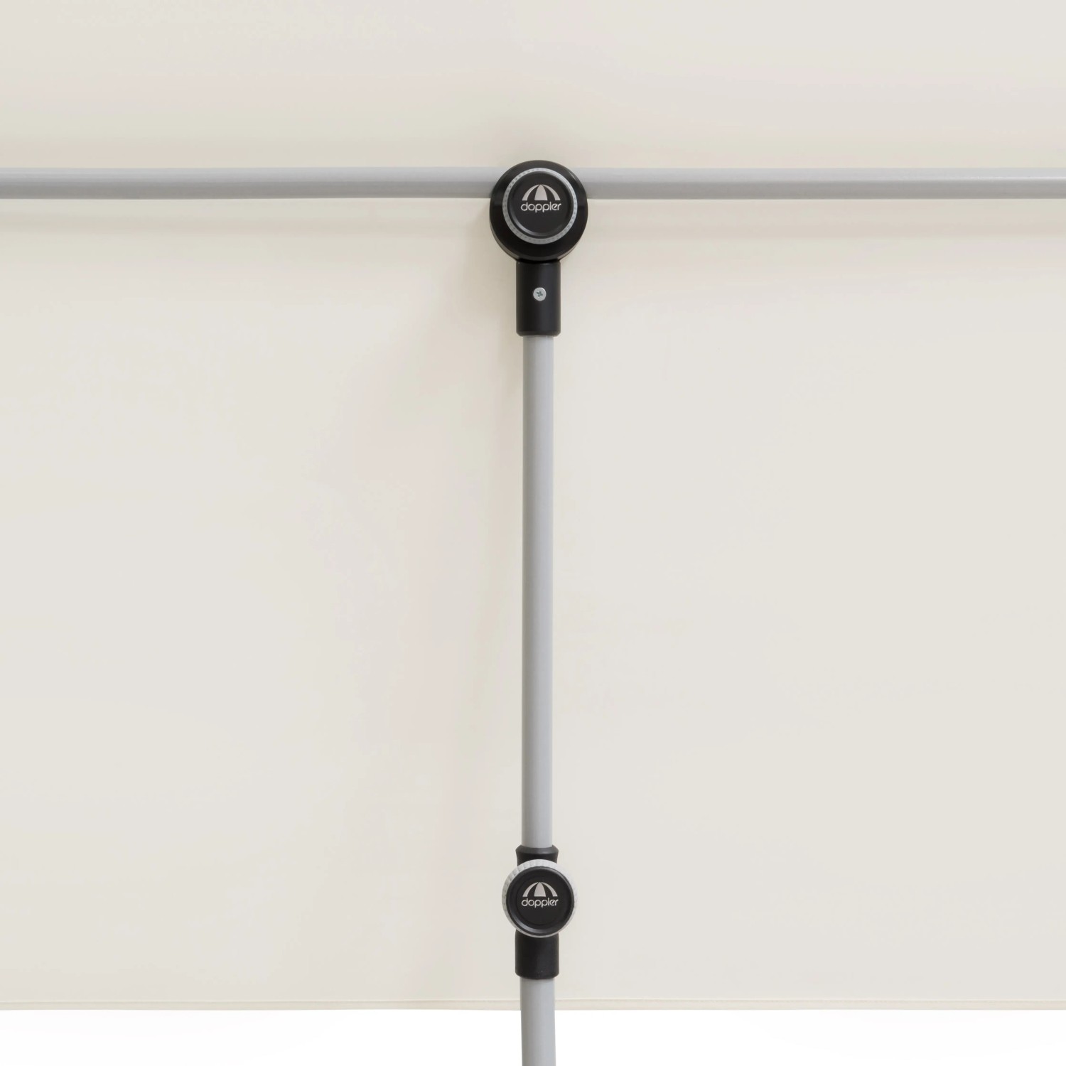 Detailaufnahme: Naturfarbener Doppler Balkonschirm Active mit Dreh- und Neigungsfunktion.