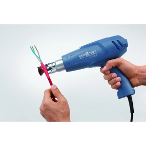 Blaues Steinel Heißluftgebläse HL 1620 S beim Schrumpfen einer Kabelverbindung.