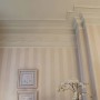 Weiße ORAC DECOR Zierleisten P7020 LUXXUS als Wanddekoration im Rokoko/Barock Stil.