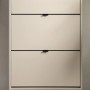 Schuhschrank Aldan in Samt-Optik, beige mit drei Klappen und schwarzen Füßen.