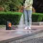 Yard Force Hochdruckreiniger im Einsatz: Frau reinigt Terrasse mit dem 1600W Gerät.
