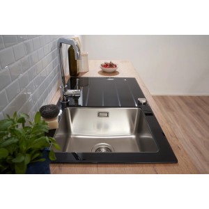 Respekta Glasspüle New York, 86x50 cm, Schwarz, mit Abtropffläche und Armatur, eingebaut in Küchenzeile.