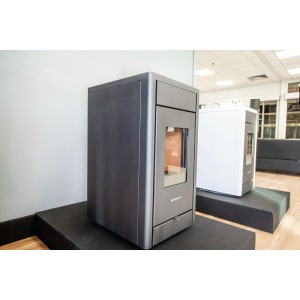 Schwarzer SCHENGER Pelletofen HP07 mit Sichtfenster. Vollautomatischer Ofen mit WIFI und Timer.
