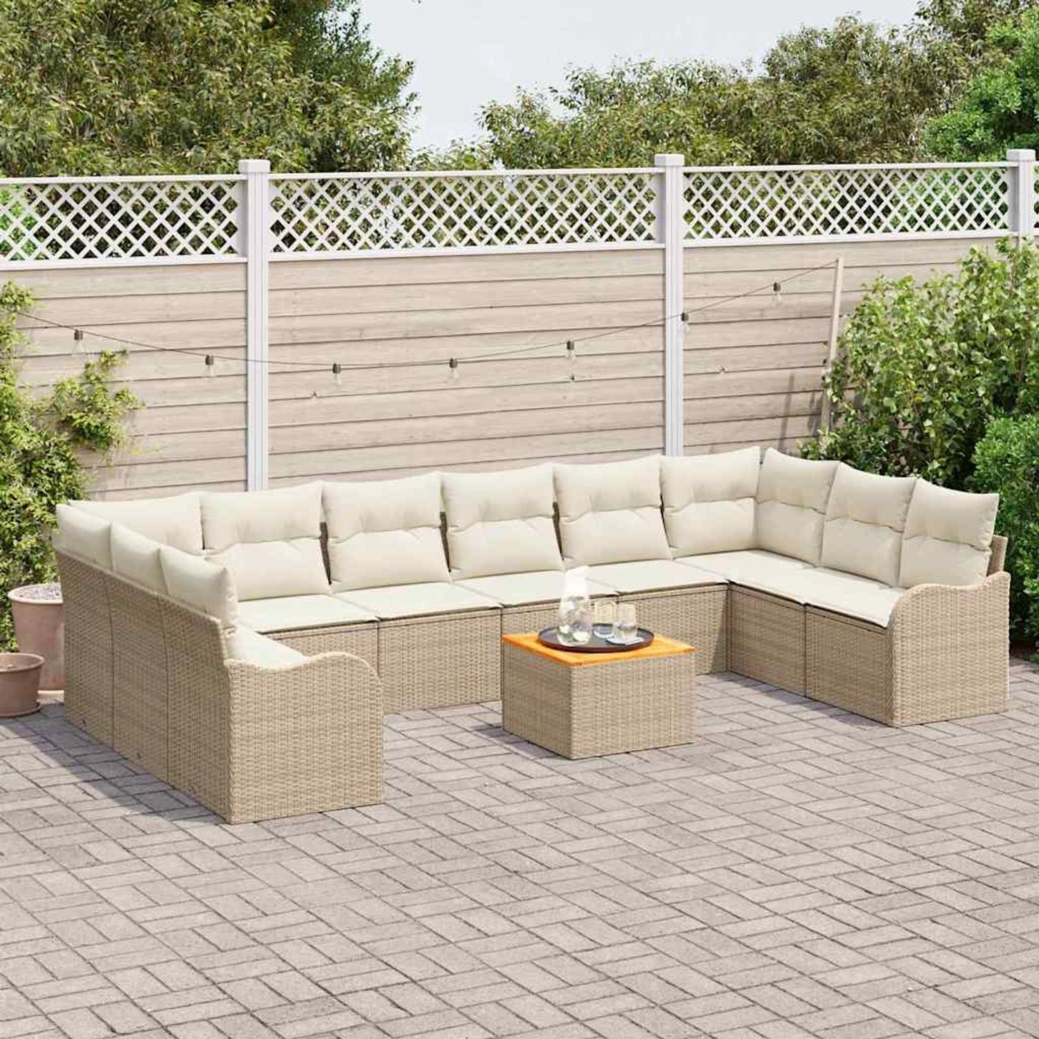 Beige-weißes 11-teiliges vidaXL Garten-Sofa-Set aus Rattan mit Tisch und Polstern.