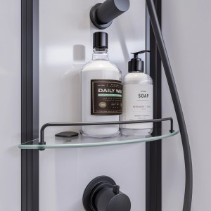 Detailaufnahme: Breuer Runddusche mit Glasablage, Shampoo und Armatur in Schwarz.