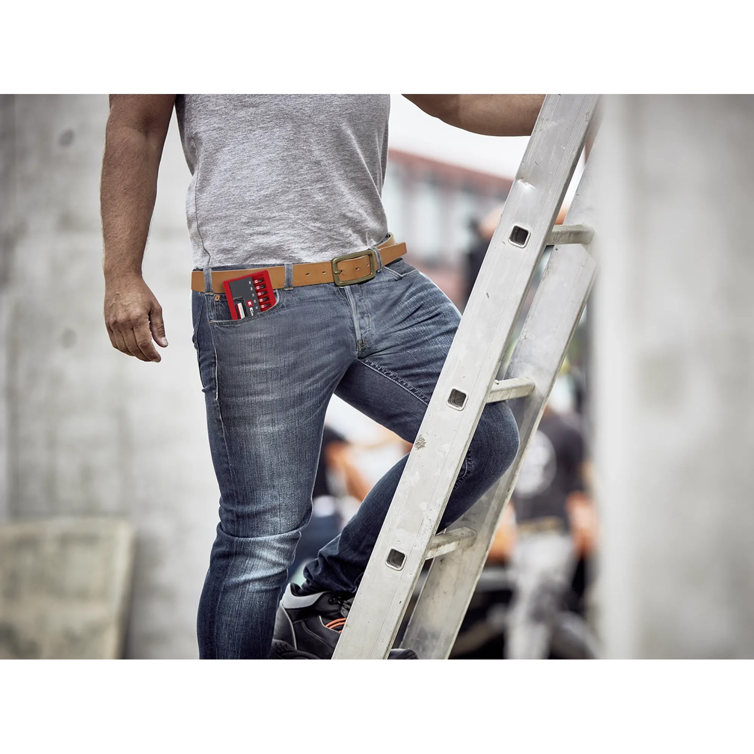 Einhell Impact Bit-Set (11-teilig) im Taschenformat in Hosentasche, Mann auf Leiter.