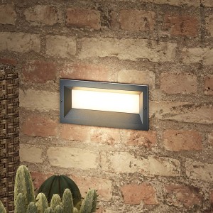Moderne Lucande LED Außenwandleuchte Lachlain aus Aluminium, alufarben. Wandlampe für Garten und Terrasse.