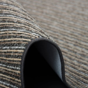 Nahaufnahme des anthrazitfarbenen Snapstyle Streifenberber Teppichs Marta, 80x320cm, mit Streifenmuster.