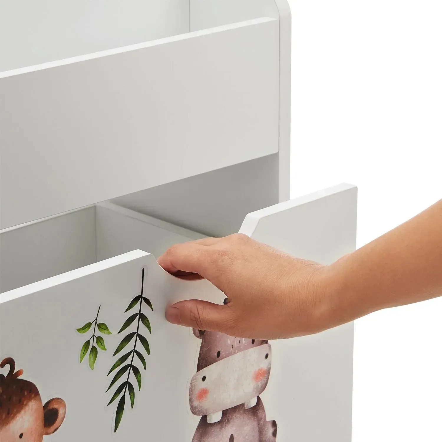 Detailansicht: Weißes Juskys Kinder Bücherregal mit Spielzeugkiste und Tierstickern.