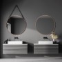 Runder DSK Design Wandspiegel Silver Coiffeur Ø 80 cm mit Kupferrahmen und Lederband im Badezimmer.