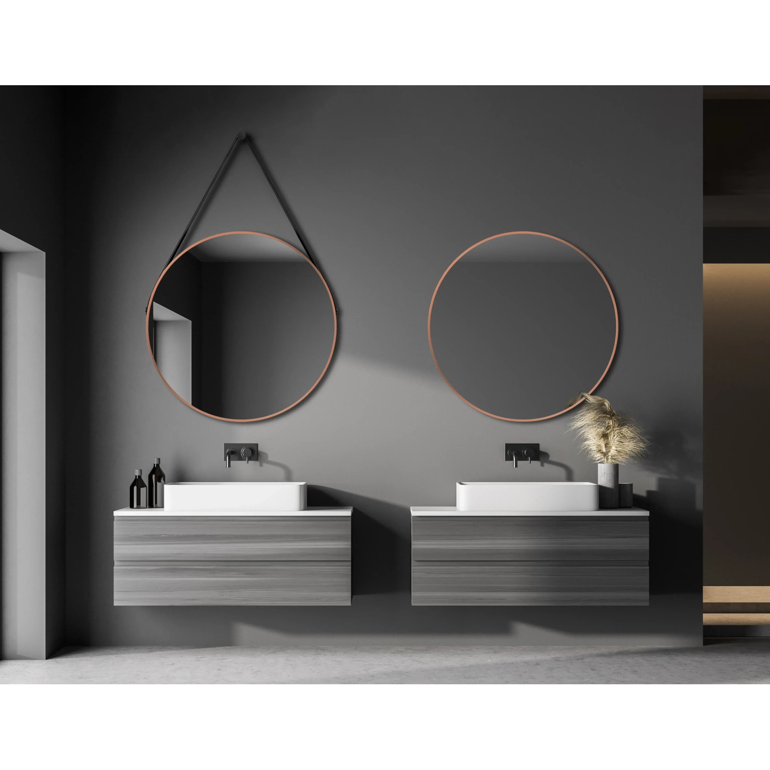 Runder DSK Design Wandspiegel Silver Coiffeur Ø 80 cm mit Kupferrahmen und Lederband im Badezimmer.